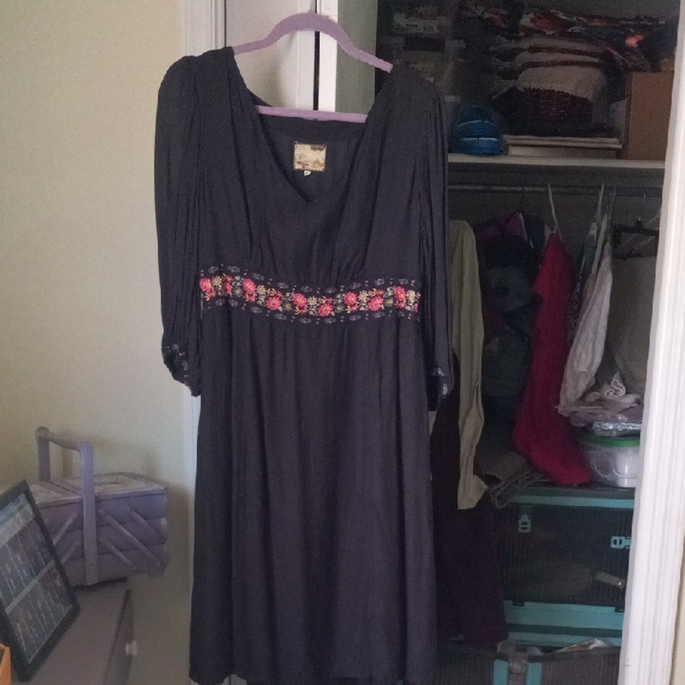 Chic Black Dress with Floral Embroidery